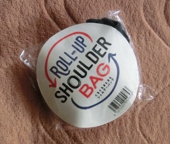 【新品】くるくるまとまるショルダーバッグ ROLL-UP SHOULDER BAG　カラー：レッド