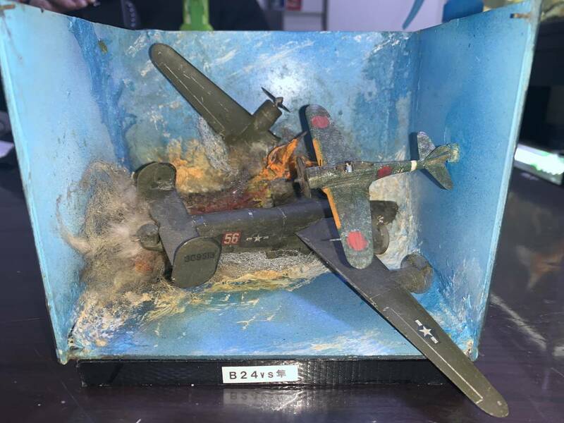 コンソリデーテッド B-24 リベレーター(爆撃機)・一式戦闘機 隼 自作ジオラマ ※ジャンク扱い