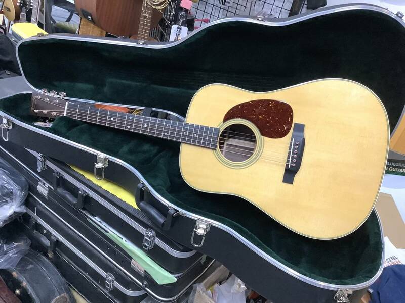 Martin D-28 Standard リキッド弦止めピン付き　マイク搭載モデル