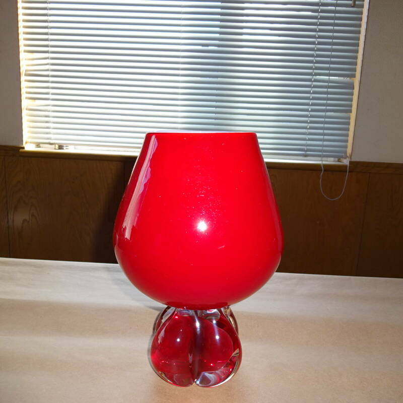 レトロ赤いワイングラス型フラワーベース　赤い硝子フラワーベース　硝子花器