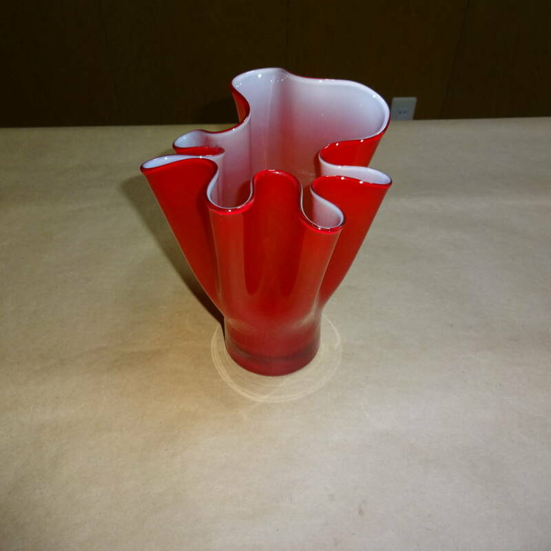 硝子花器　赤いフレアー硝子フラワーベース　内側乳白色