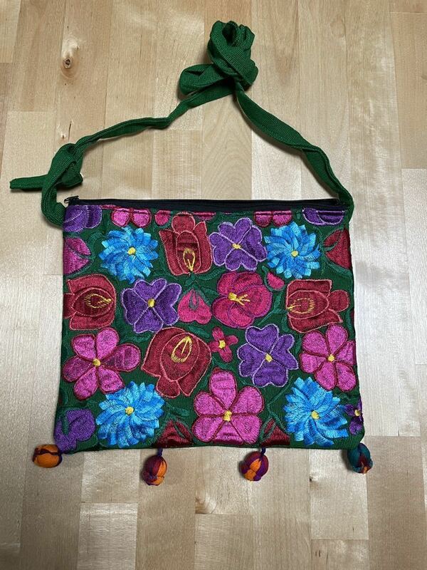 【お値下げ】【送料無料】メキシコ民芸品　布製 ショルダーバッグ　花刺繍