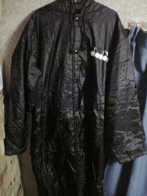 【DIADORA】ディアドラ フード付きベンチコート上着 フリーサイズ 黒 収納袋付き 日本製★裏ボア付きロングコート ジャンパー 中綿入り