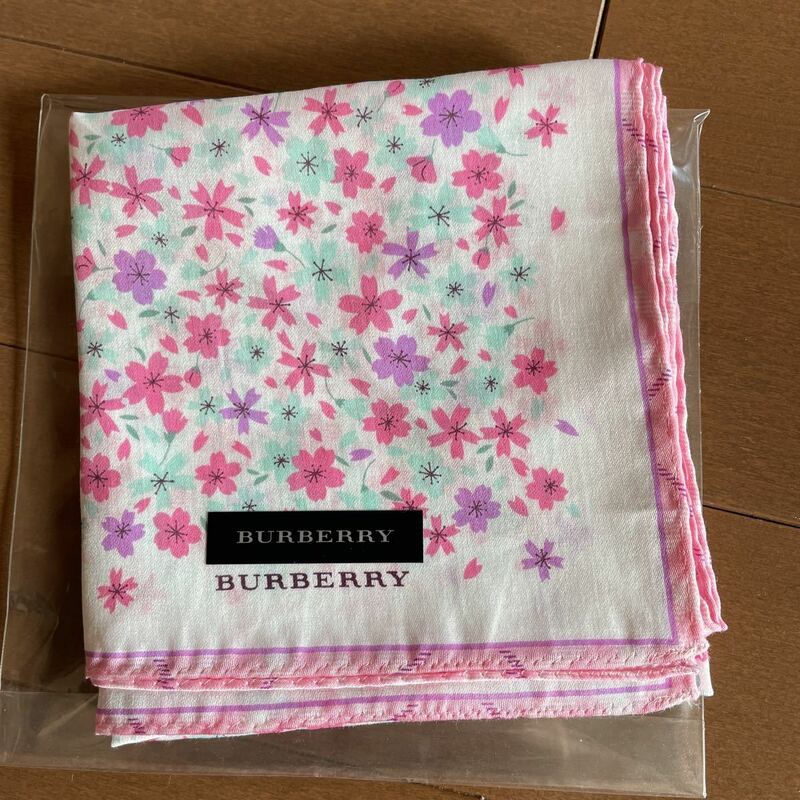 バーバリー ハンカチ BURBERRY 桜柄　全体に桜と桜の花びら