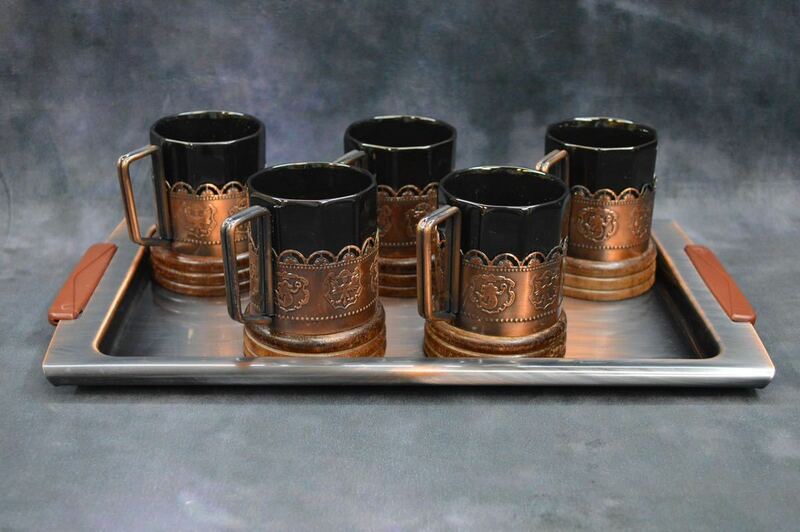 (NK) マグ 5 点 トレイ セット スチール 木製 陶器 ビア 酒 茶 カップ 呑 飲 装飾 インテリア 飾り トレー レトロ アンティーク
