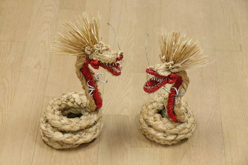 龍の置物　2匹　飾りオブジェ　藁　針金　わら　インテリア　中古品