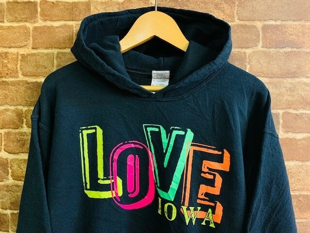 ★表記M！90'sメッセージプリント.LOVE IOWA.ギルダンユーズドパーカー.USA古着.アメカジサーフ.90年代ビンテージカリフォルニアスタイル