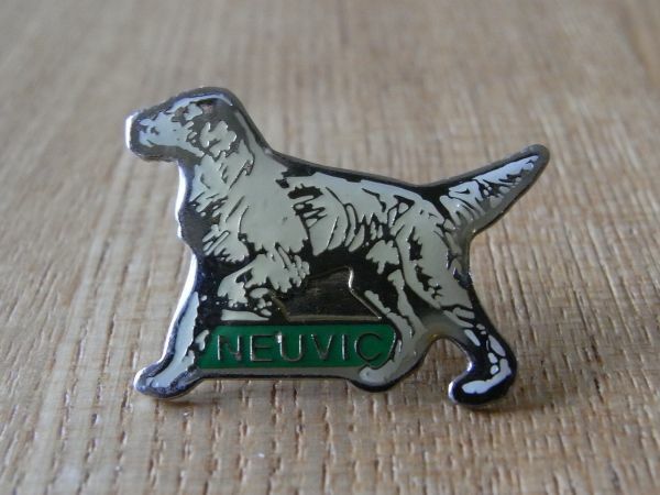 古い ピンバッジ : BEUVIC 犬 動物 ピンズ #T