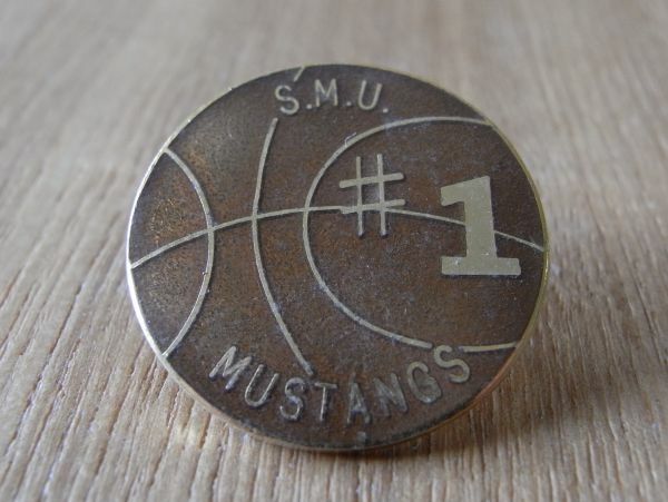 古い ピンバッジ : S.M.U MUSTANGS バスケットボール その他 ピンズ #F