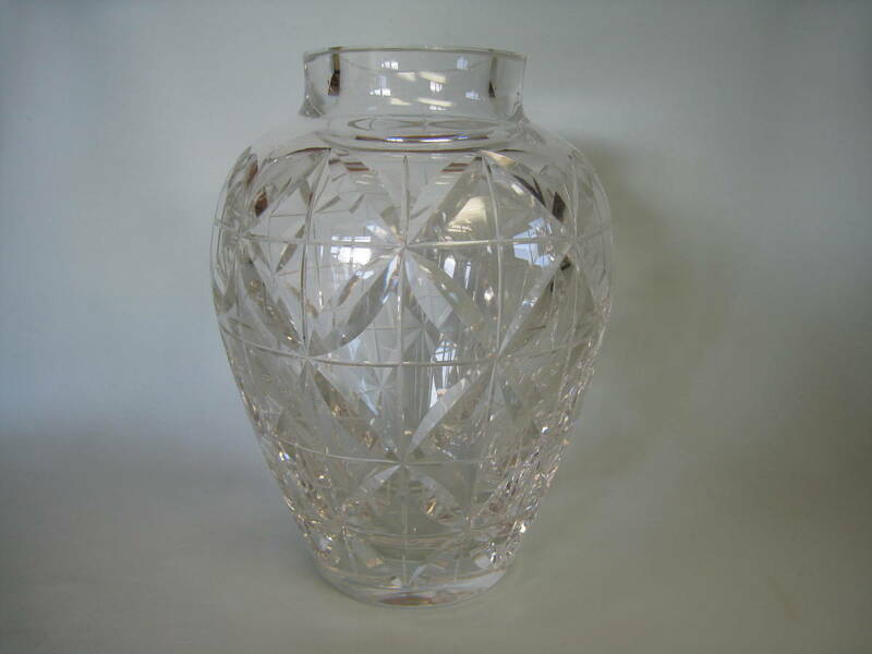 ★透明ガラスハンドカット製　　切子花瓶 　 透明ならではの美しさのある作品