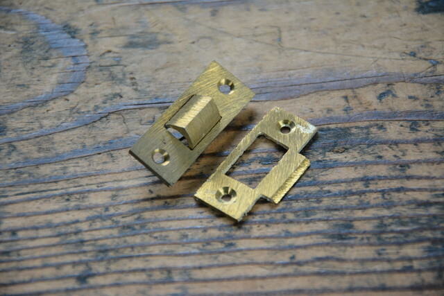 NO.7141 古い真鍮鋳物の三角締 40mm 検索用語→A50gアンティークビンテージ古道具真鍮金物鍵錠ドアノブ扉