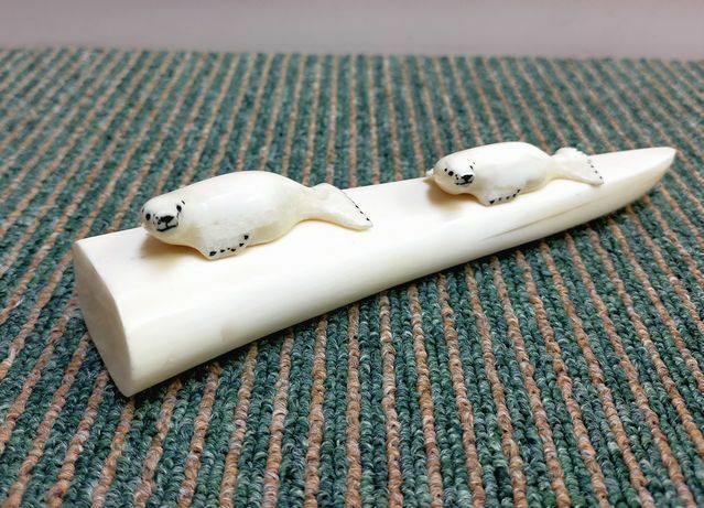 【NY014】アラスカ セイウチ 牙 置物 アイボリー 人形 全長約16.5cm お土産