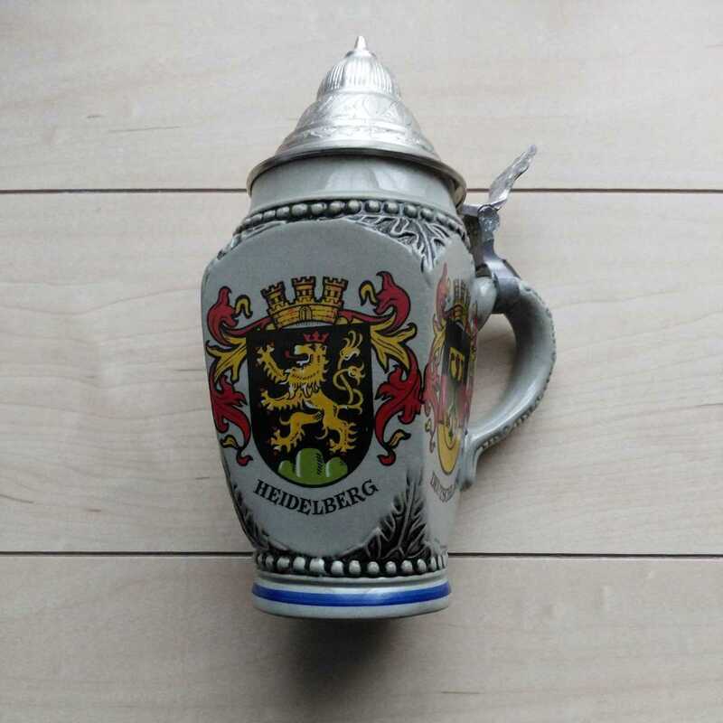 ■『WesternGermany(西獨逸)製BeerJug』１個。1985年西獨逸Hessen州商業都市Frankfurtにて購入。未使用。四面に各都市紋章柄。