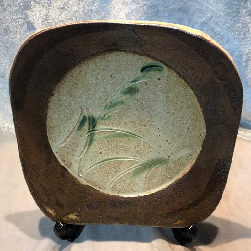 【陶磁器】陶器の角皿 笹の葉文 銘あり 三つ足 プレート 飾り皿 ディスプレイ用品 インテリア用品