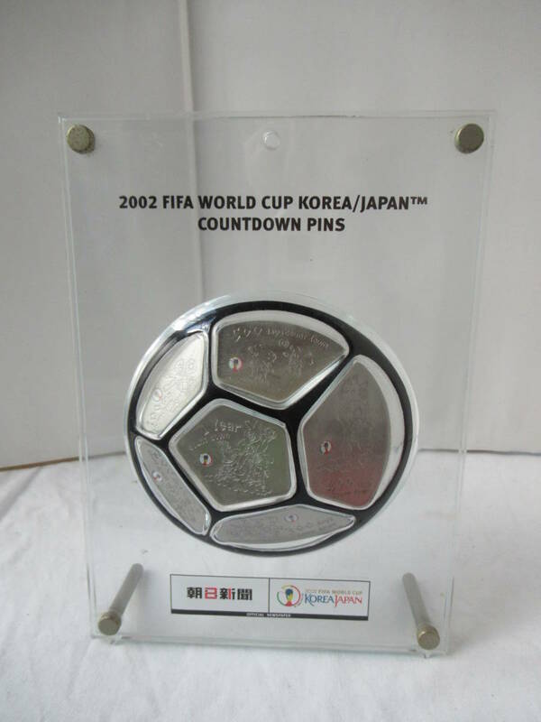 2002 FIFA WORLD CUP KOROREA/JAPAN カウントダウンピンバッチ 朝日新聞