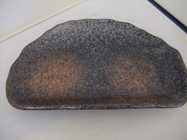 日本製　美濃焼　黒油滴　半月皿　　 21cm　 モダンでかっこいい　串物　刺身　盛り合わせなどに