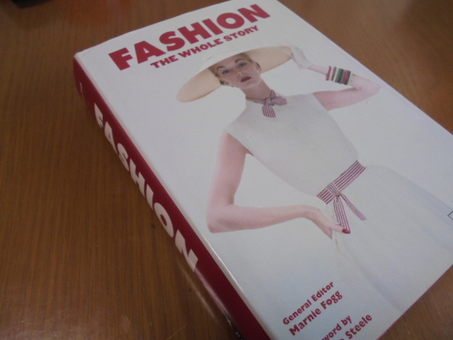 洋書Fashion　世界のファッション　歴史　進化　革命　紀元前から現在　ネイティブ　テキスタイル　アクセサリー　装飾　プレタポルテ