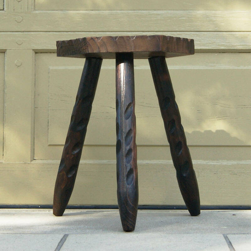 3869t【木製 彫刻 3本脚 ウッドスツール 椅子 チェア】作業 インテリア ガーデン テラス レトロ アンティーク ヴィンテージ◎