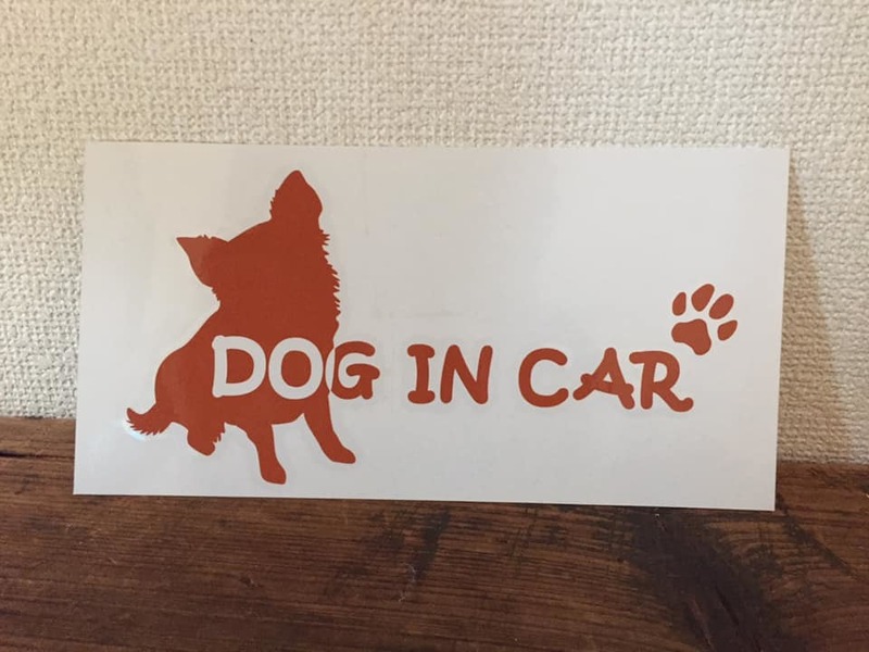 ■□■ Dog in car ■□■　チワワ　カッティング　ステッカー　犬 アニマル シール デコ 雑貨 インテリア 車 キャメル