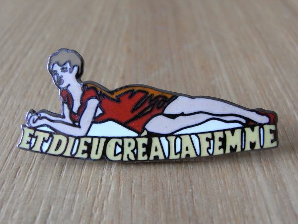 古い ピンバッジ : ET DIEUCREA LA FEMME 美女 セクシー ピンナップ 人物 ピンズ #F