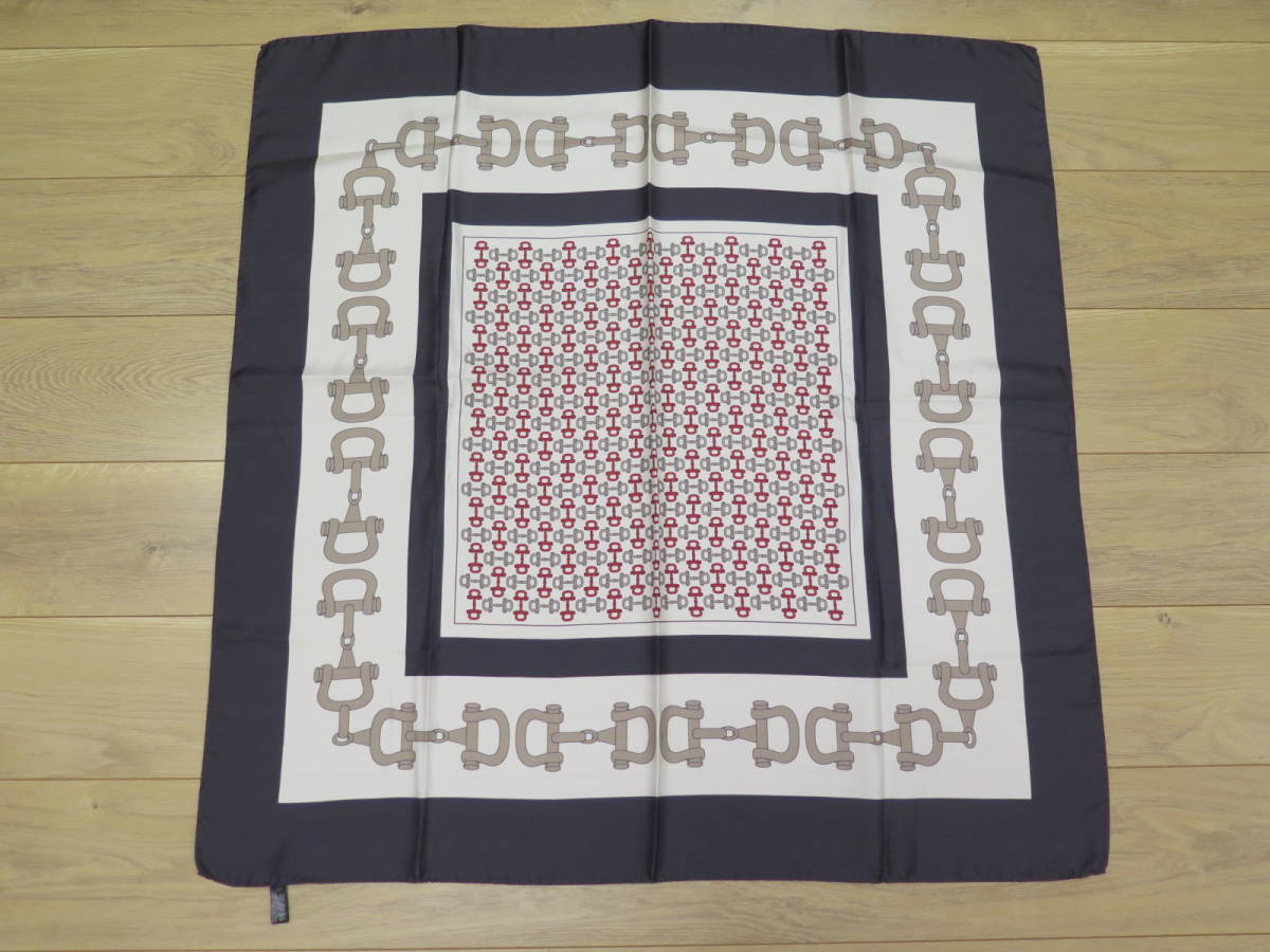 美品　イタリア　Pinto COMO ITALY社製　シルク100％大判スカーフ（約84×84㎝）紺グレー・ベージュ・赤
