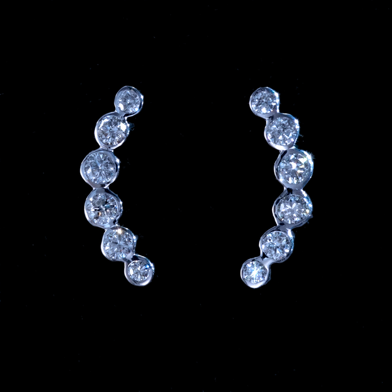*PE3929WG【BC新作ウェディングジュエリー】Crescent Moon Diamond Earrings 美しい天然ダイヤ０．３０ct 最高級18金WG無垢ピアス 新品