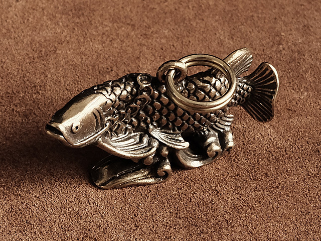 真鍮 アロワナ キーホルダー（台座タイプ）フィッシュ 龍魚 ブラス 風水 魚類 置物 ビンテージ キーリング キーチェーン ゴールド