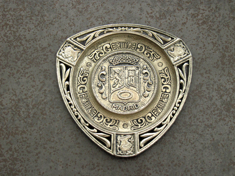 スペイン製　彫金の灰皿　アッシュトレイ　王冠　騎士　ライオン　紋章　アンティーク ヴィンテージ　　　　　　検≫ザカ
