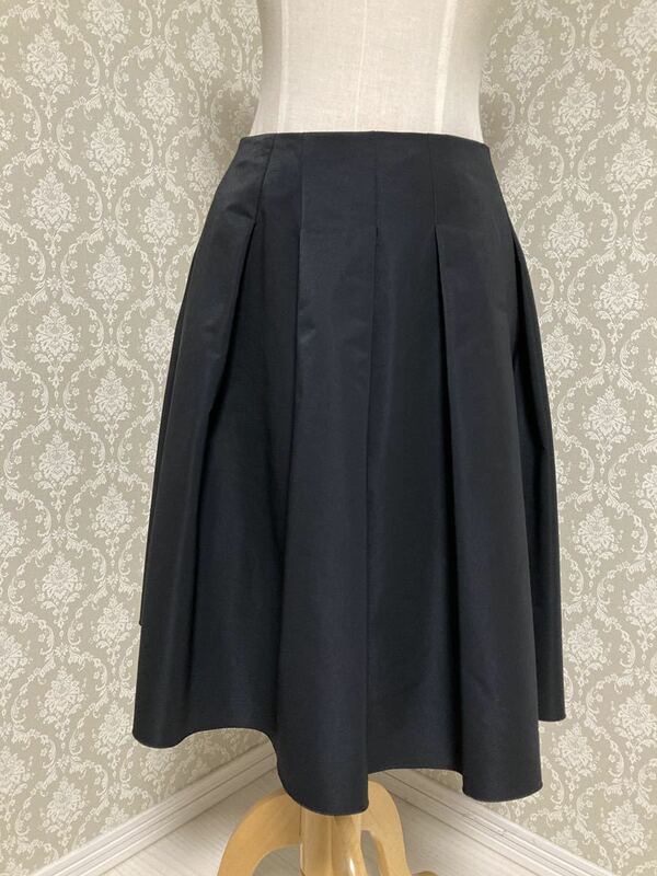 ♪新品タグ付き！エムズグレイシー セール対象外の定番スカート　タフタ　黒　フォーマル布地　サイズ40♪