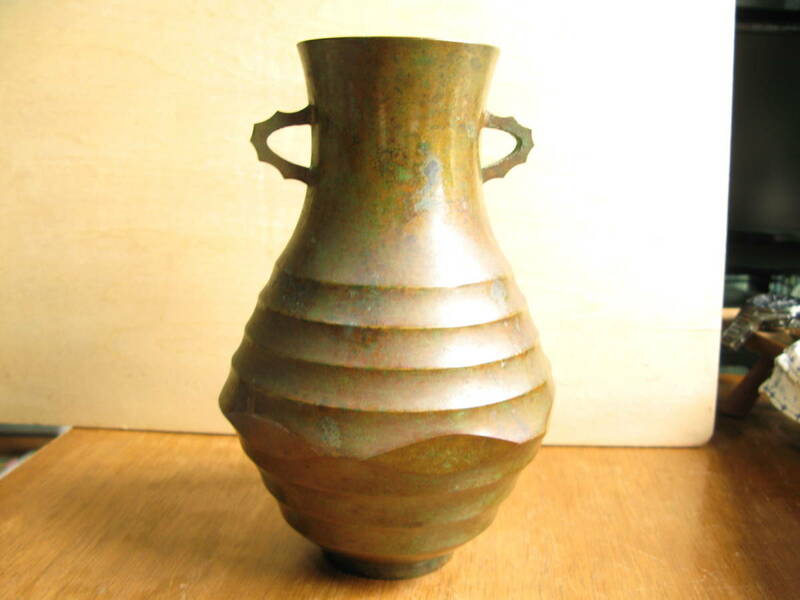 高岡銅器　銅製　真鍮製？壺　花瓶　勝峰作　高さ約２３センチ　重さ約９９０グラム　緑青あり (s116)