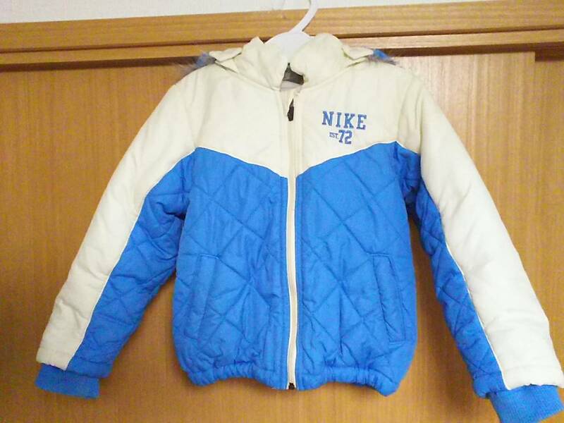 中綿JACKETナイキNIKE取り外し可能フード付ジャンパー100cmナイロン白ホワイト水色SNOW刺繍ロゴ雪KIDSキッズ男の子95cm105cmフーセンウサギ