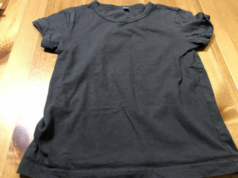 ⑥ 100 黒のTシャツ