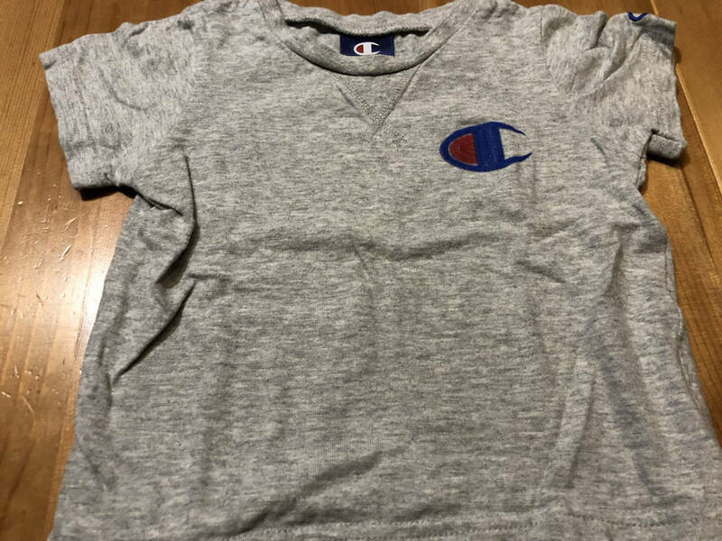 ⑥ 95 グレーのTシャツ Champion