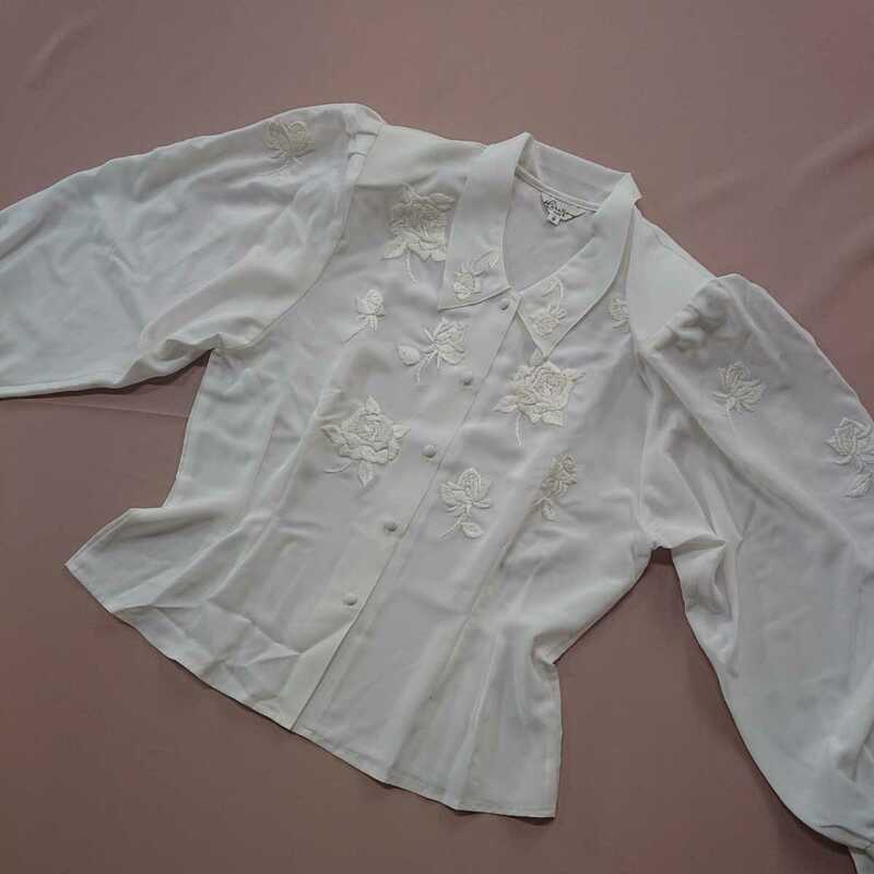 白いバラの刺繍のフォーマルブラウス さがり衿のオーバーブラウス パフスリーブ ゆったりサイズ 長袖 Mサイズ 日本製