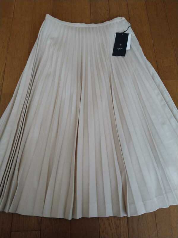 ・即決　新品タグ付き　クリーム色のプリーツスカート（W61)