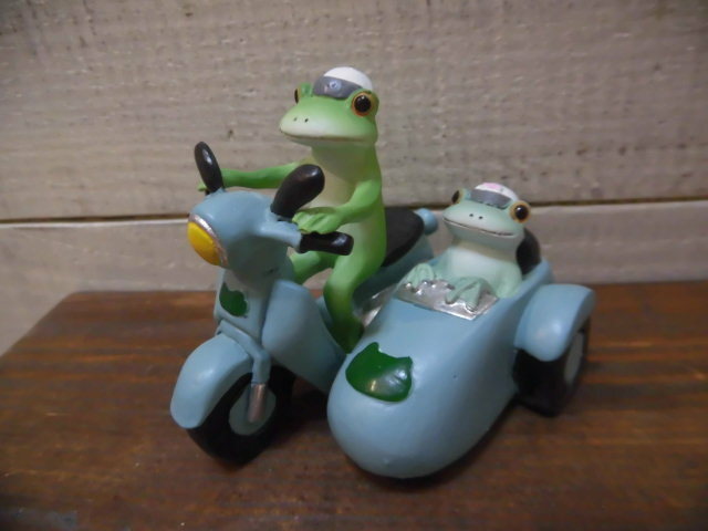 ◎樹脂製◎かえる カエル 蛙 の置物 オブジェ 雑貨　LOVE ドライブ サイドカー