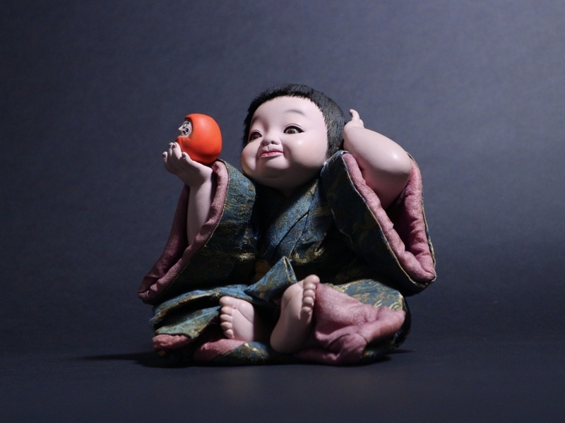 人間国宝 平田郷陽 作 「達磨で遊ぶ童子（仮題）」 生き人形 衣裳人形 日本人形 ガラスケース付き