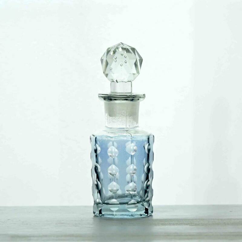 1748　ヨーロッパ ヴィンテージ　香水瓶　水玉　淡いブルー