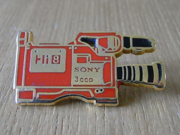 古い ピンバッジ : SONY ソニー カメラ Hi8（赤）広告 ロゴ マーク ピンズ #U