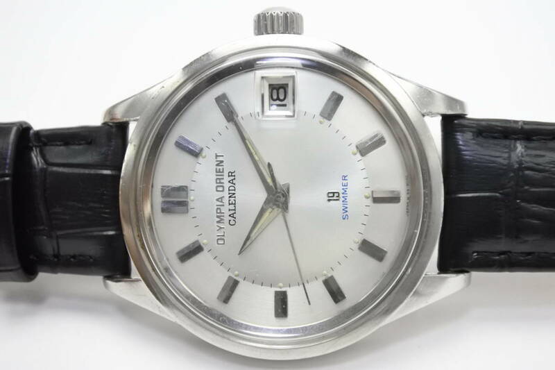 サメのマーク☆OLYMPIA ORIENT CALENDAR SWIMMER 0-19877 　１９石　手巻紳士腕時計　逸品