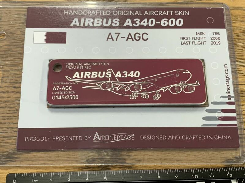 カタール航空 エアバス A340 A7-AGC 胴体から切り出されたタグ キーホルダー キーチェーン AIRBUS