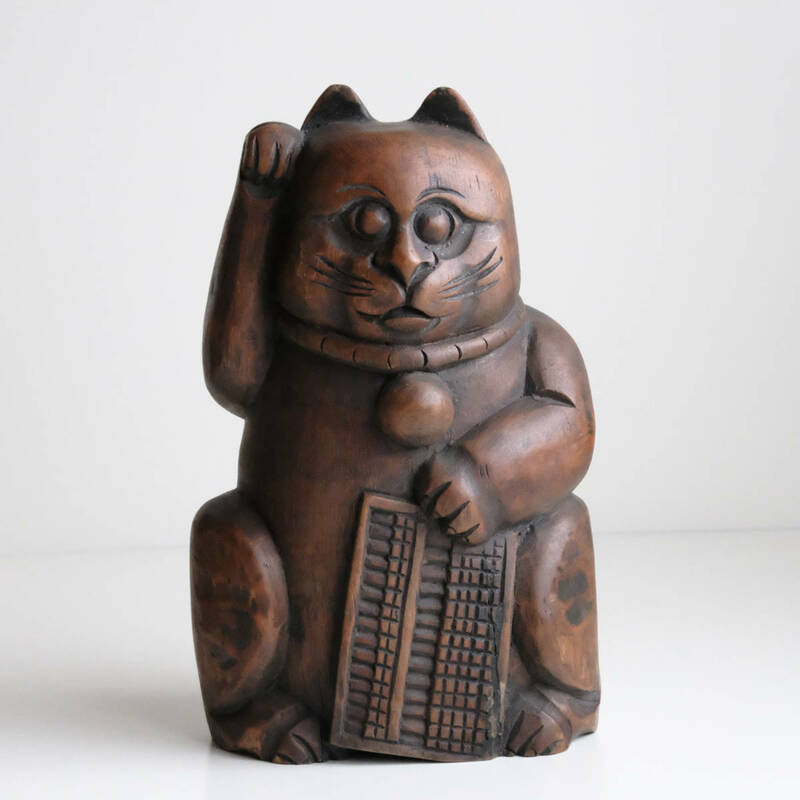 そろばんを持った招き猫 高さ約27cm 竹製 インテリア 飾り オブジェ 置物 動物 木彫