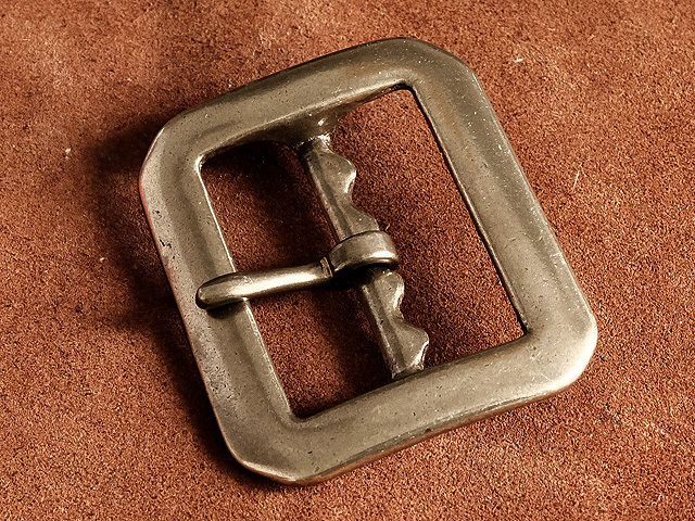 真鍮製 レザーベルト用バックル （ギザギザ）玉プラ塗装仕上げ ベルト幅42mm：ブラス ギャリソンベルト 大きい カスタムパーツ 美錠