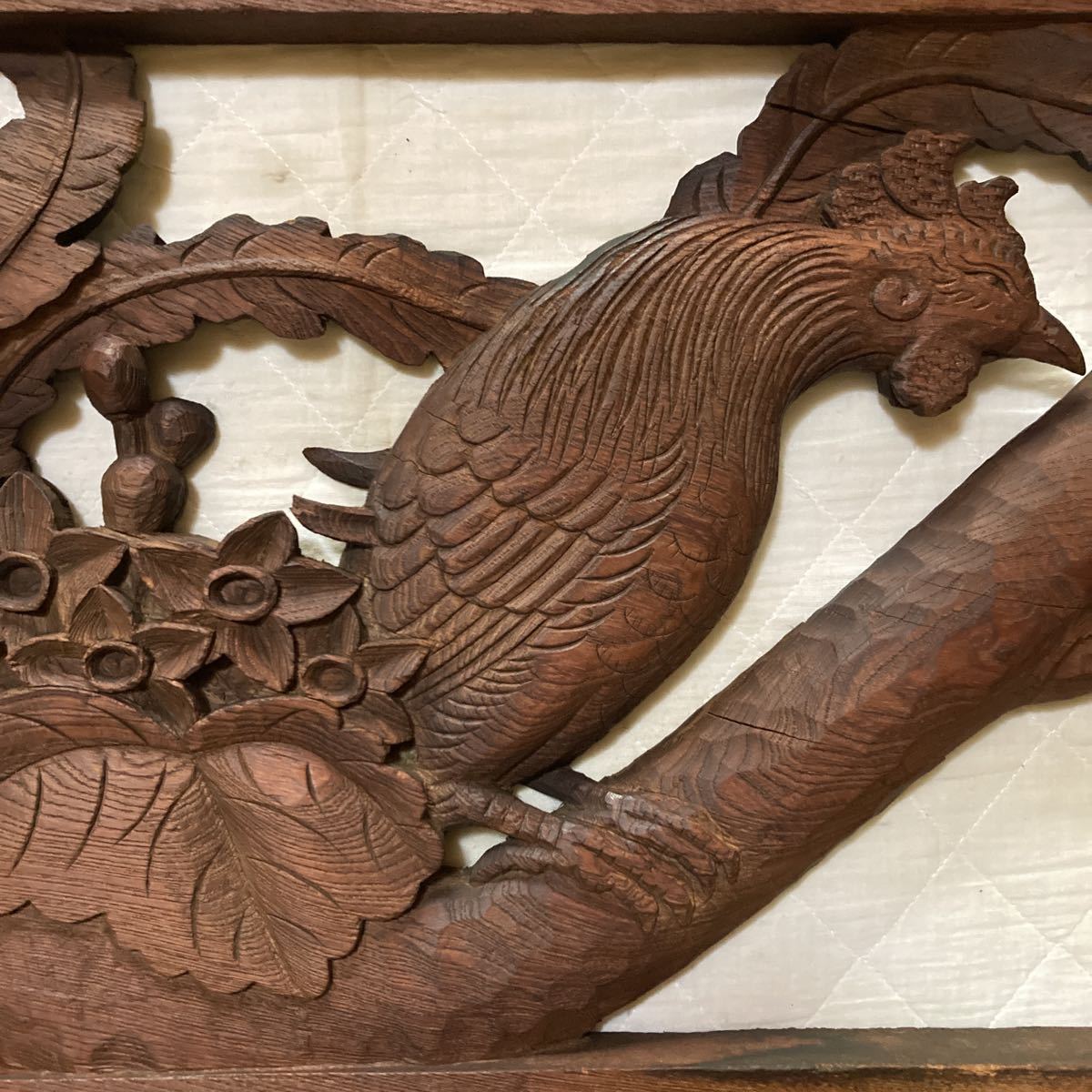 江戸時から明治時代.神社.仏閣.木彫 .欄間 飾り 材質は古木.総欅.図柄は桐乃木.葉.桐乃花.鳳凰の鳥です。欄間の厚さ.約5cm.横幅.約131.7cm.