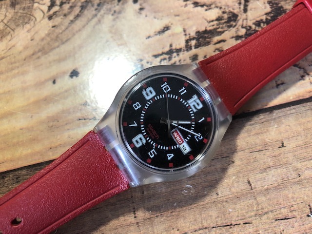 良品程度 レア swatch スウォッチ AG2006 デイデイト ブラック文字盤 エンジ 赤茶系 純正ラバーベルト クオーツ メンズサイズ 腕時計