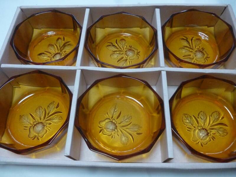 昭和レトロ　１９７０年代　アンバーガラス（琥珀色）底面ばら柄小鉢　６客セット　曽我ガラス　Ｂ－８８Ａ