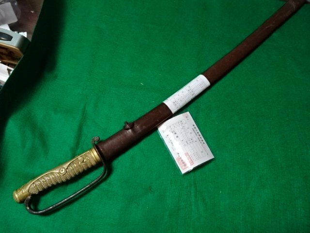 明治期のサーベル軍刀の拵え本身入りです。無銘です。鞘は鉄地鞘に革巻きです。短剣指揮刀サーベル