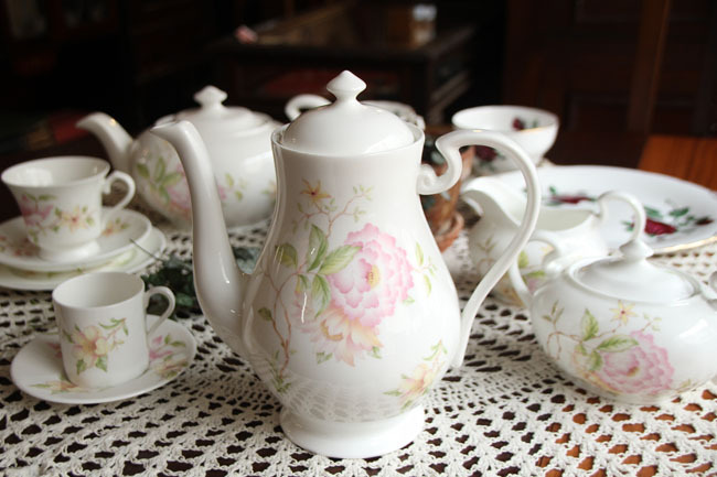 ■店頭価格　￥１１０００■コーヒーポット２５・花柄■英国茶器・テーブルウェア
