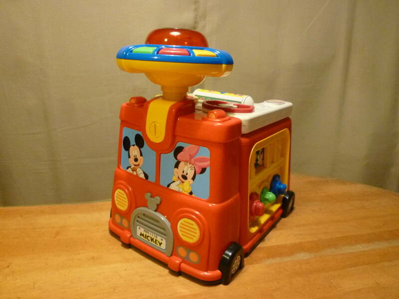 TOMY ミッキーの車型変形玩具