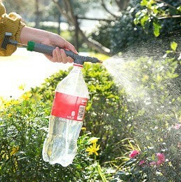 a013 庭の水撒きにペットボトルのミストスプリンクラー（加圧式噴霧器）ガーデン 散水方法はノズルで調節可能 !